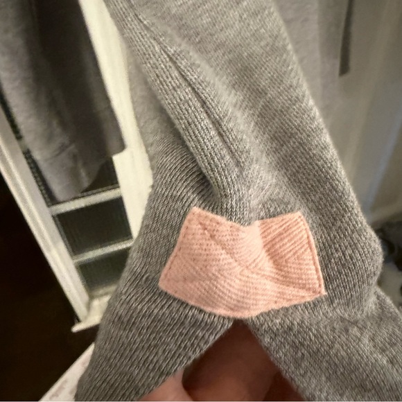 Vineyard Vines Women’s 1/4 Zip Sweater Gray W/ Pink Accents Sz M - Picture 4 of 12